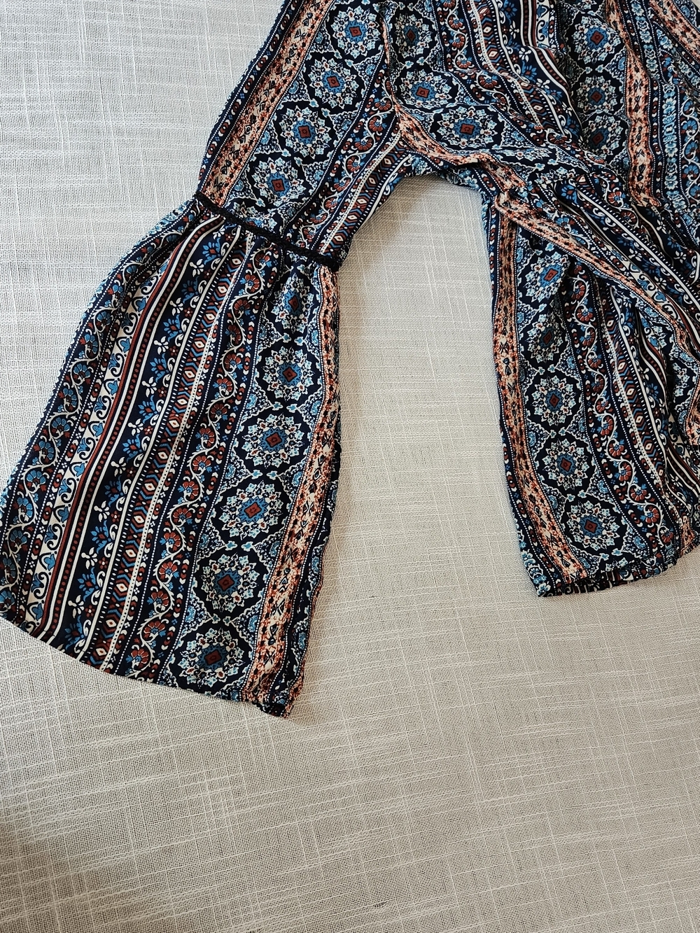 ​Cielo Boho Geometric Pattern Babydoll Blouse Size S Long Bell Sleeve Keyhole - Picture 10 of 12